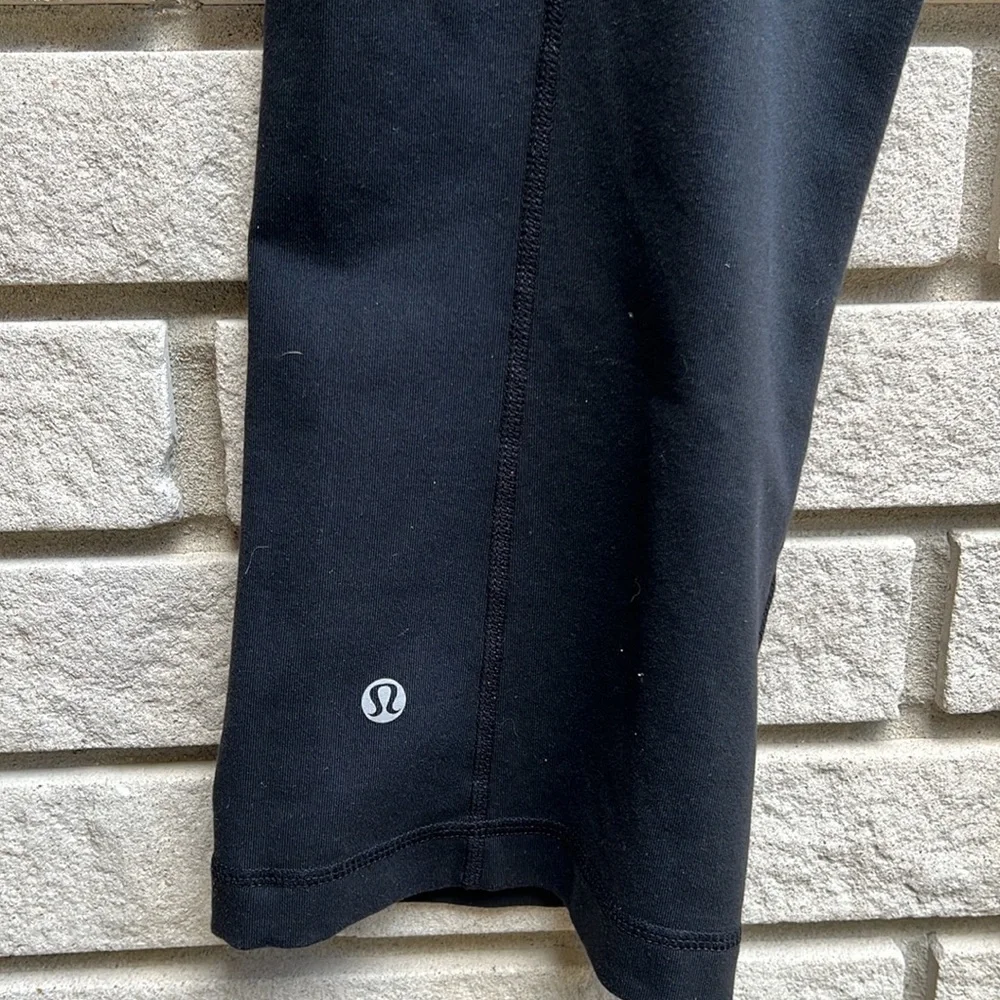 Lululemon Groove Crop Black / White Black Glacier Lace *Reversible Size 2 - Picture 10 of 14